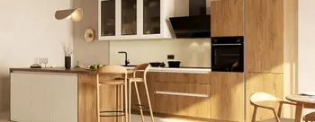 Moderne Wohnküche mit warmen Holzfronten und hellen Oberschränken mit Glas. Kücheninsel mit Sitzplätzen, schwarze Armatur und Backofen, sanfte Beleuchtung und minimalistisches Design schaffen eine gemütliche, stilvolle Atmosphäre.